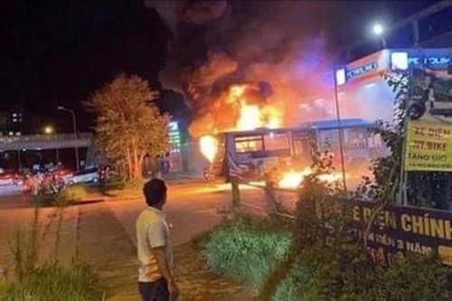 Hà Nội: Xe buýt bốc cháy dữ dội trong cây xăng