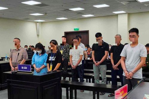 Khai thác cát trái phép giữa lòng sông Đà