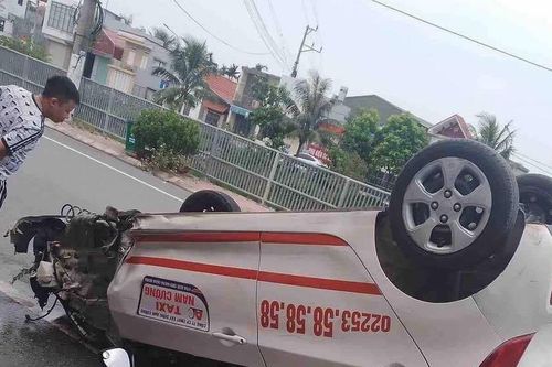 Đi vào đường một chiều, xe ô tô bỗng nhiên lật ngửa giữa đường