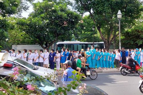 Hàng dài đồng nghiệp, bệnh nhân đưa tiễn bác sĩ ung bướu ở TP.HCM