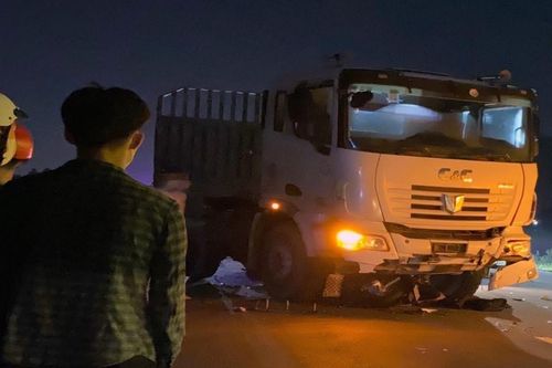 Xe máy bị cuốn vào gầm ô tô tải, 2 thanh niên tử vong ở Khánh Hòa