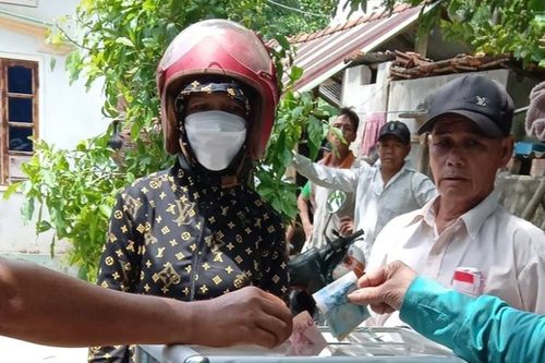 Cùng bố mẹ đi đãi hến, 3 anh em đuối nước tử vong