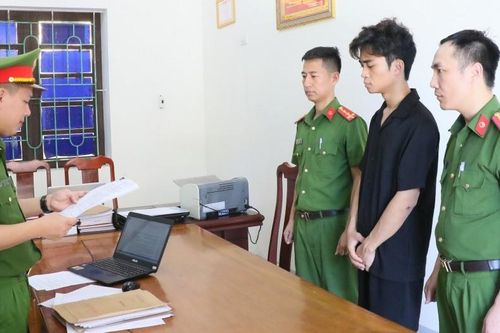 Bắt thanh niên không đội mũ bảo hiểm, lao xe máy SH vào CSGT