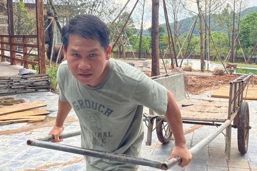 Trọng Tấn nghỉ show đi kéo xe bò, NSND Hồng Vân ăn ngập bàn hải sản