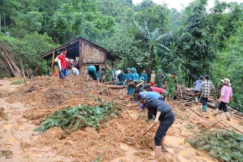 Mưa lớn gây sạt lở khiến 4 người trong một gia đình thương vong
