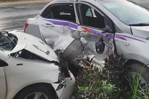 Tuyên Quang: Xe taxi va chạm với ôtô con sau khi cố vượt xe tải