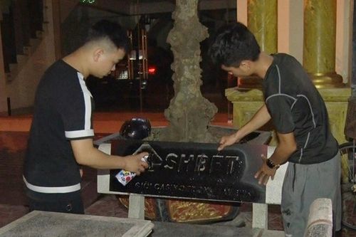 Nam Định: Bắt giữ 5 đối tượng xịt sơn quảng cáo đánh bạc lên ghế đá