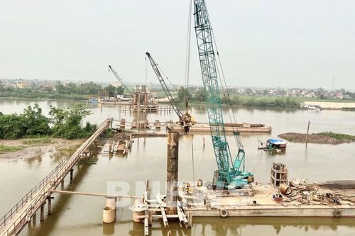 Dự án cầu yếu trên quốc lộ chậm tiến độ vì vướng mặt bằng