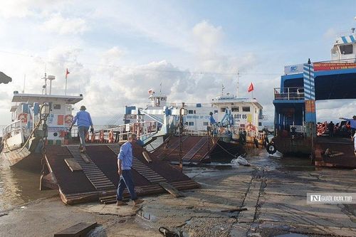 Ùn tắc tuyến phà ra đảo Cát Bà: Càng gỡ, càng rối