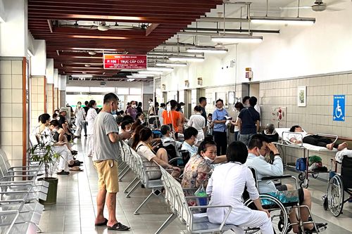 Bộ Y tế yêu cầu chấn chỉnh tình trạng 'cò xếp lốt' khám bệnh