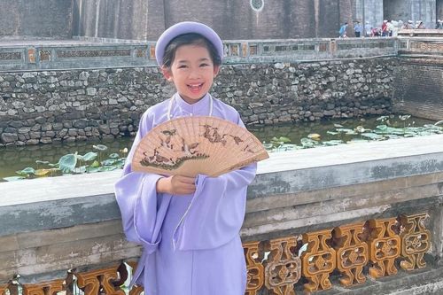 Con gái Mai Phương được bảo mẫu đưa đi du lịch khắp nơi, thích thú trải nghiệm dịp hè