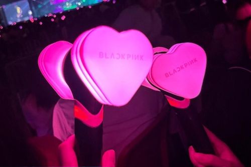 Gậy cổ vũ BlackPink giá cả triệu vẫn được săn lùng ráo riết