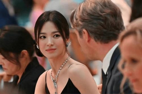 'Bạn trai' Song Hye Kyo quá đẳng cấp, thế này Song Joong Ki bao giờ mới sánh kịp?