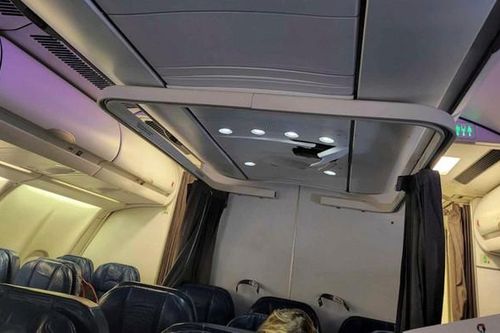 Gặp 'vùng nhiễu động' trần máy bay đột ngột nứt toác giữa không trung
