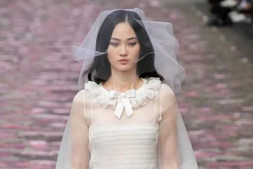 Góc khuất của 'cô dâu Chanel' và những may mắn có trong nỗi rủi ro