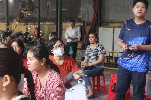 Phụ huynh xếp hàng từ 3h sáng nộp hồ sơ vào lớp 10 cho con: Sở GD&ĐT Hà Nội chỉ đạo 'nóng'