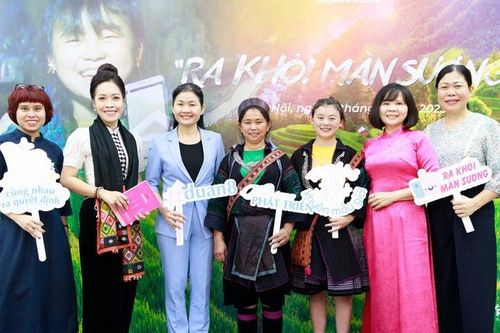 Phụ nữ vùng cao bước ra khỏi 'màn sương', đi tìm hạnh phúc