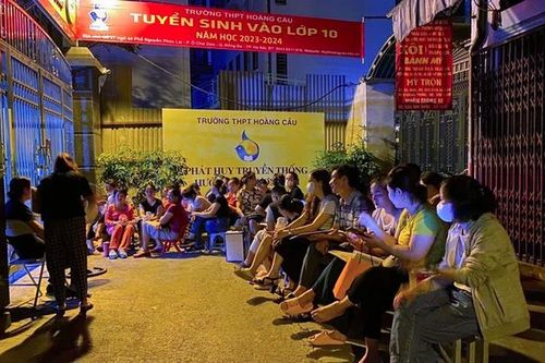 Phụ huynh xếp hàng từ nửa đêm nộp hồ sơ cho con vào lớp 10: Giám đốc Sở Giáo dục Hà Nội nói gì?