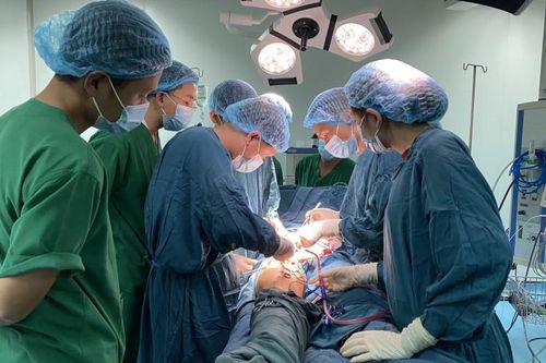 Chi tiết bảng lương mới từ tháng 7/2023 của bác sĩ, y sĩ, y tá