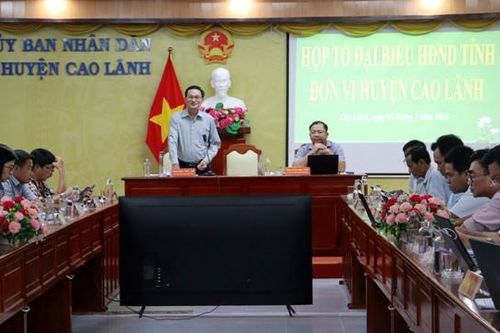 Đại biểu Hội đồng nhân dân tỉnh đơn vị huyện Cao Lãnh thảo luận Tổ