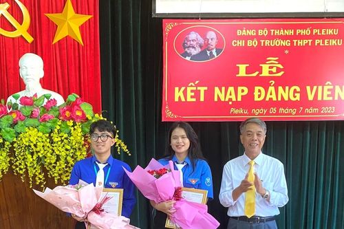 Chi bộ Trường THPT Pleiku kết nạp 2 đảng viên là học sinh