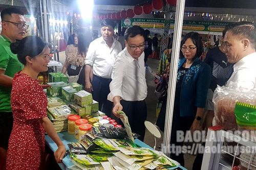 Trưng bày, giới thiệu các sản phẩm đặc sản của tỉnh tại Hội chợ xúc tiến thương mại cho khu vực kinh tế tập thể, hợp tác xã khu vực miền Nam