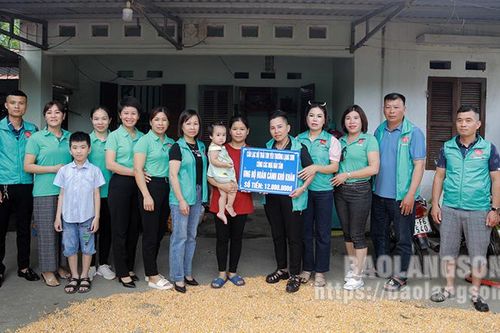 Hỗ trợ 12 triệu đồng cho cô giáo mắc bệnh ung thư tại huyện Văn Quan