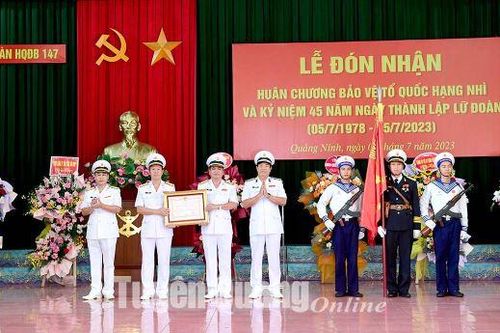 Lữ đoàn Hải quân đánh bộ 147 đón nhận Huân chương Bảo vệ Tổ quốc hạng Nhì
