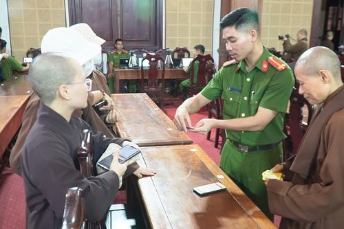 Tăng Ni sinh Học viện Phật giáo VN tại Hà Nội kích hoạt và sử dụng tài khoản định danh điện tử