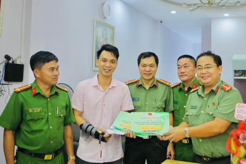 Thăm hỏi, động viên Thượng úy bị thương khi một mình khống chế 2 đối tượng 'tín dụng đen'