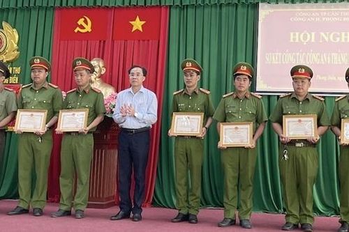 Khen thưởng Công an huyện Phong Điền làm rõ vụ xúc phạm Quốc kỳ