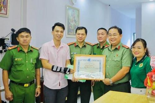 Tặng bằng khen đột xuất cho CSKV dũng cảm trong phòng chống 'tín dụng đen'
