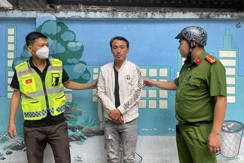 Quận Tân Bình: Phát hiện đối tượng dương tính ma túy đi dán quảng cáo trái phép
