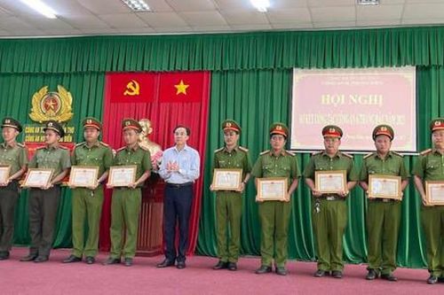 Nhanh chóng điều tra làm rõ vụ việc hủy hoại tài sản, xúc phạm quốc kỳ