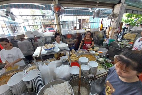 Quán phở, miến gà được Michelin vinh danh, khách đông từ sáng đến đêm