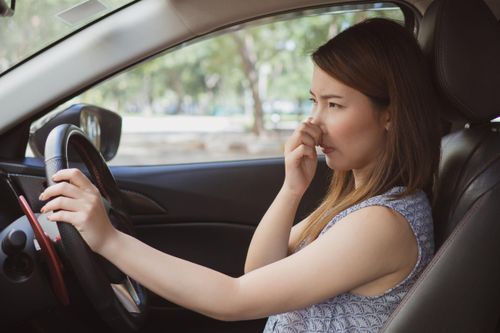 Nguyên nhân khiến điều hòa ô tô có mùi lạ