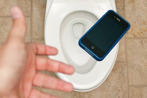 Điều gì xảy ra khi mang điện thoại di động vào toilet?