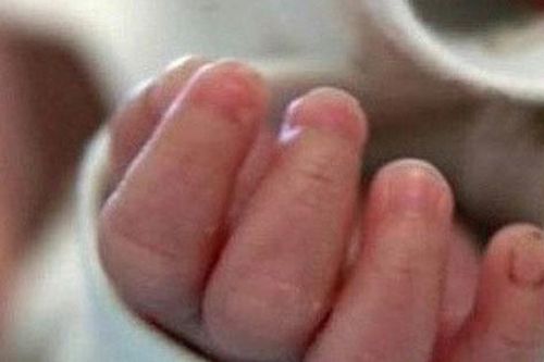 Bé trai 7 tháng tuổi tử vong sau một đêm gửi nhà bảo mẫu