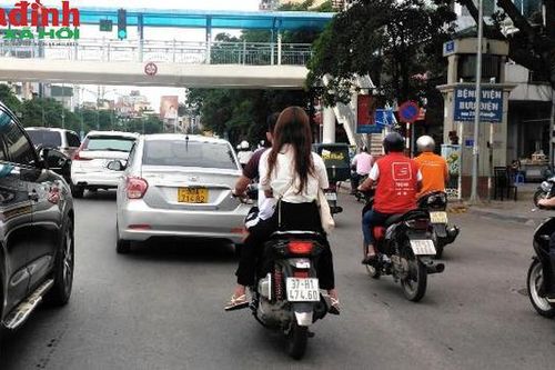 Hà Nội: Người dân 'quên' đội mũ bảo hiểm khi lái xe máy, xe đạp điện