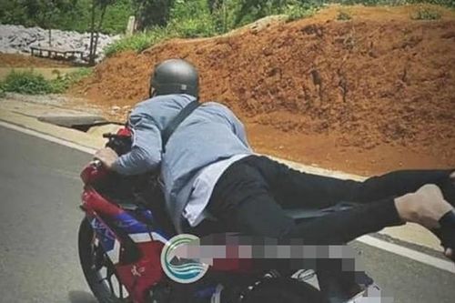 Nằm trên yên xe điều khiển xe máy, thanh niên bị xử phạt 8,5 triệu đồng