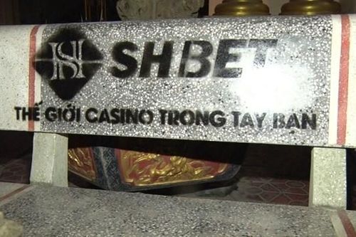 Nhóm thanh, thiếu niên phun sơn lời 'mời gọi' bài bạc trên ghế đá bị bắt tại Nam Định