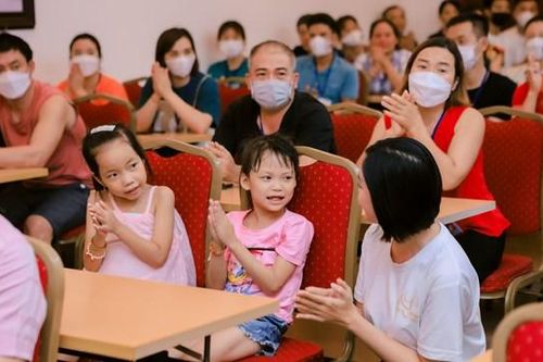 Á hậu Quản Gia Hân tặng quà bệnh nhi và hiến máu nhân đạo