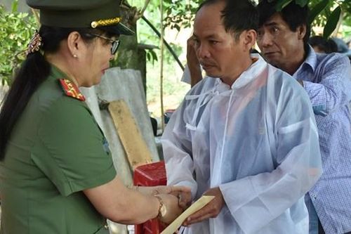 Lãnh đạo Công an tỉnh Quảng Nam thăm hỏi, hỗ trợ cho gia đình có 3 cháu bé chết đuối