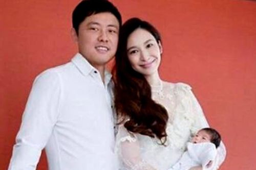 Siêu mẫu Ngô Bội Từ và bạn trai đại gia bị dán ảnh đòi nợ đầy đường