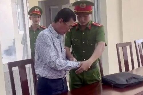 Bắt tạm giam bác sĩ giả chữ ký lãnh đạo làm giấy khám sức khỏe