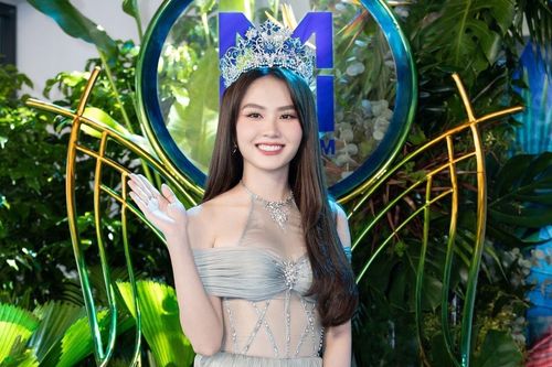 Mai Phương gợi cảm trên ghế đăng quang Hoa hậu Thế giới Việt Nam