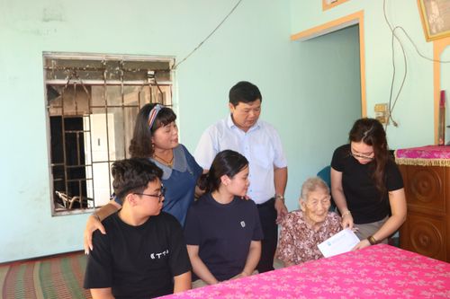 Thăm và trao tiền phụng dưỡng cho 86 Mẹ Việt Nam anh hùng tại Quảng Ngãi