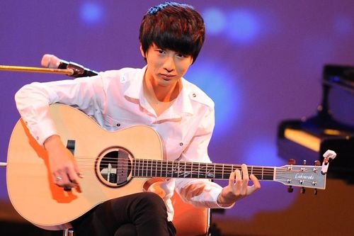'Thần đồng guitar' Sungha Jung trình diễn 'See tình' trong chuỗi concert ở Việt Nam