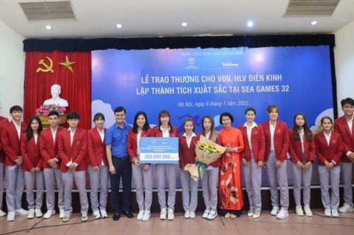 Tặng thưởng cho VĐV, HLV điền kinh giành huy chương SEA Games 32