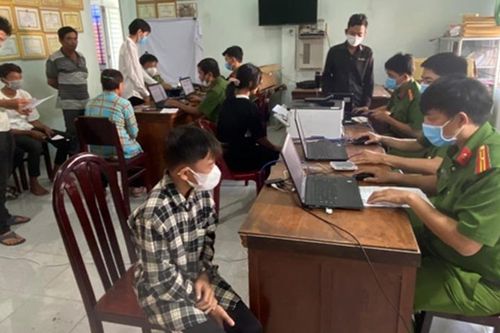 Công an xã Tân Hộ Cơ học tập và làm theo tư tưởng, đạo đức, phong cách Hồ Chí Minh - phong cách nêu gương